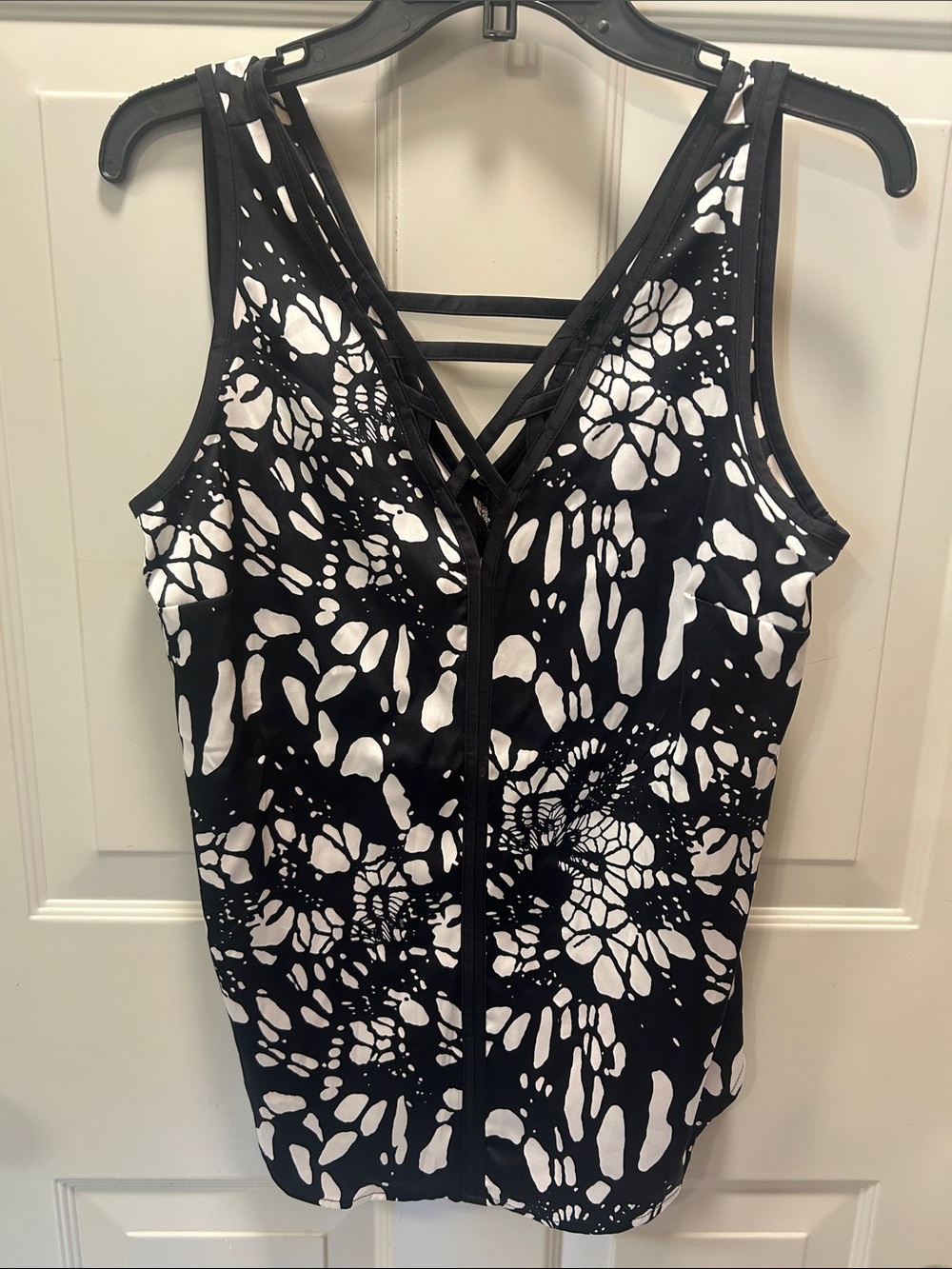 Nicole by Nicole Miller Black & White Strappy V-Neck Women's Tank Top